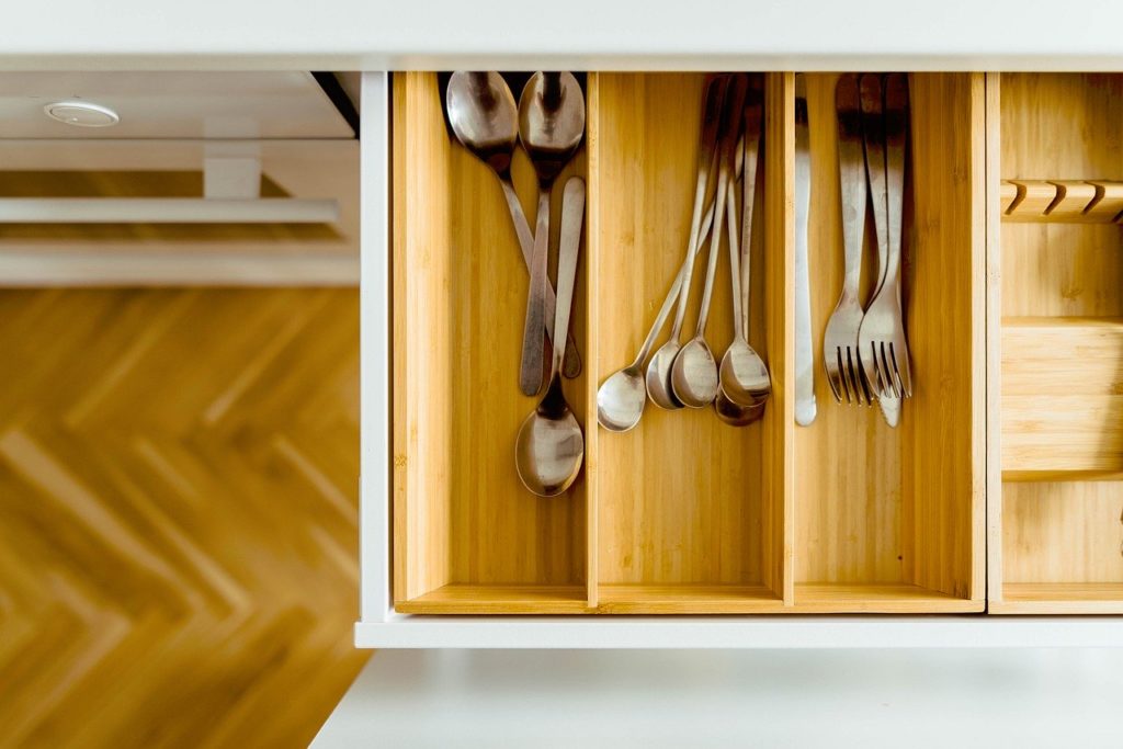 En una cocina siempre nos hace falta sitio. En esta entrada encontrarás 5 trucos infalibles para organizar tu cocina.