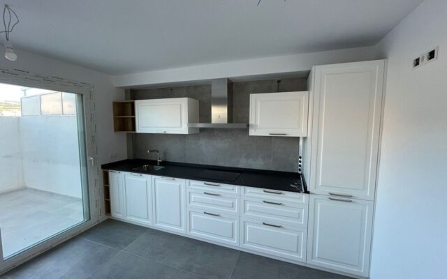 Kitchen with matt white lacquered fronts