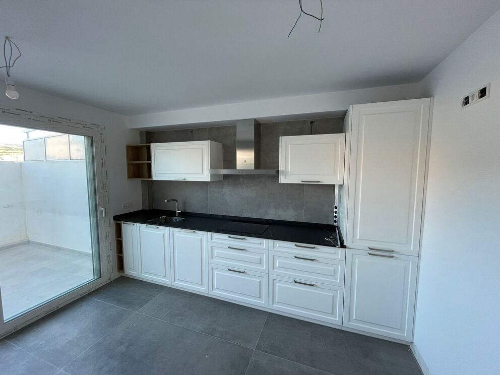 Kitchen with matt white lacquered fronts