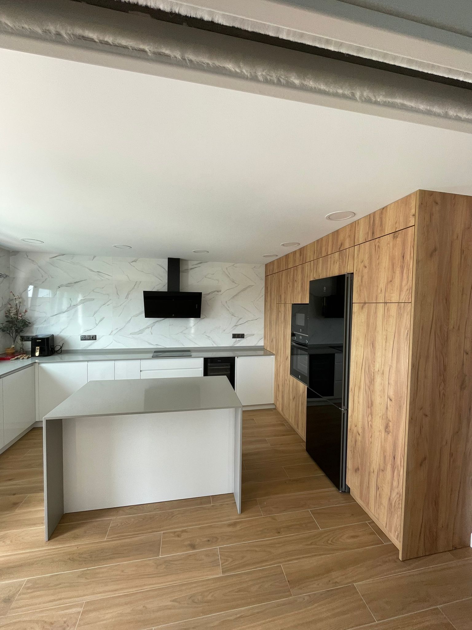 Cocina blanca y madera Idecocina