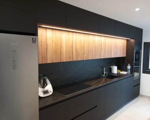 Cocina lineal en negro y madera Idecocina