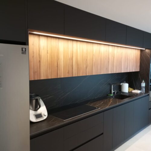 Cocina lineal en negro y madera Idecocina