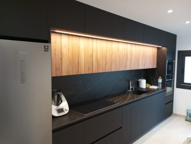 Cocina lineal en negro y madera Idecocina