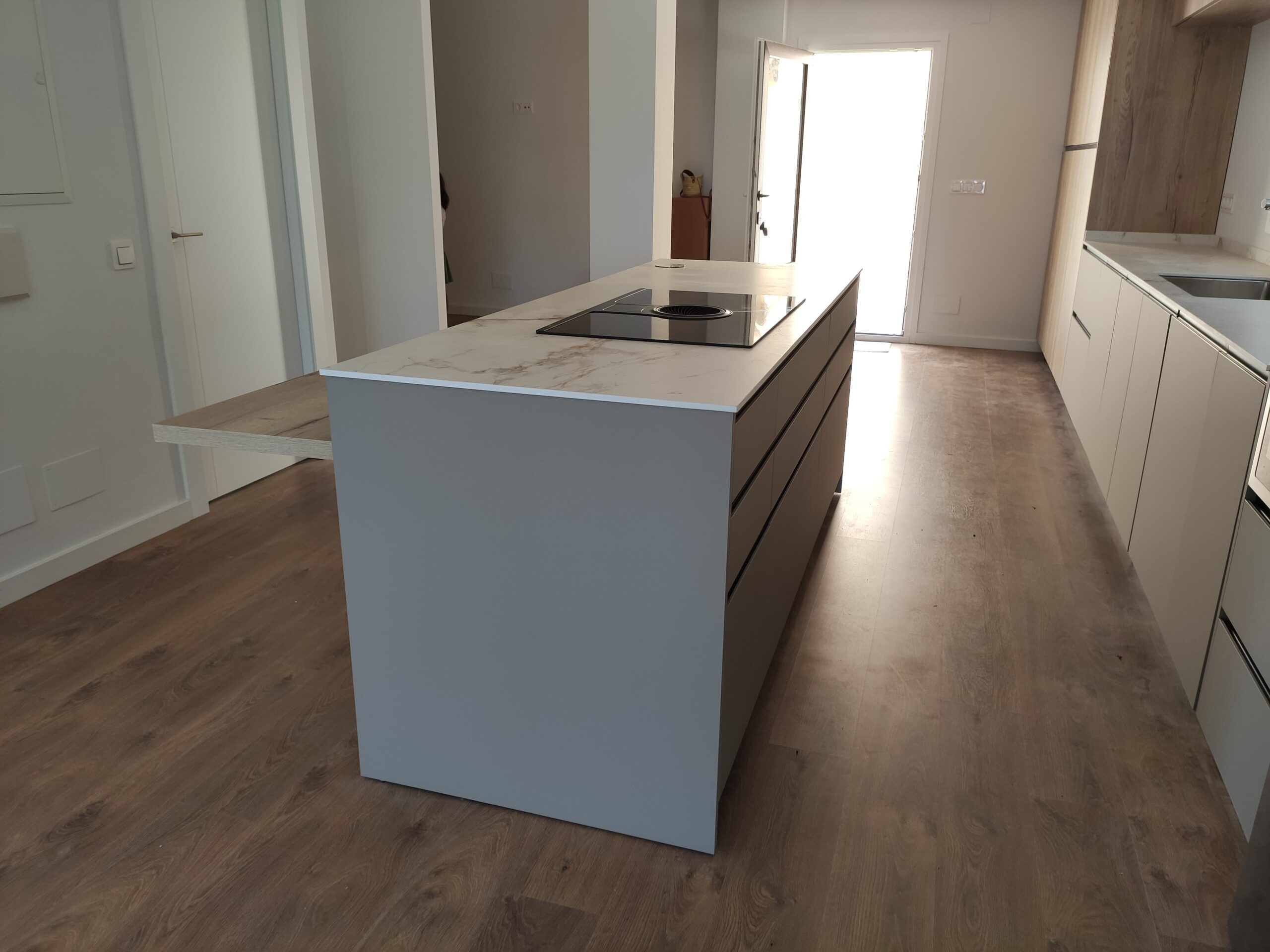 Kitchen with wooden island and earth color Idecocina