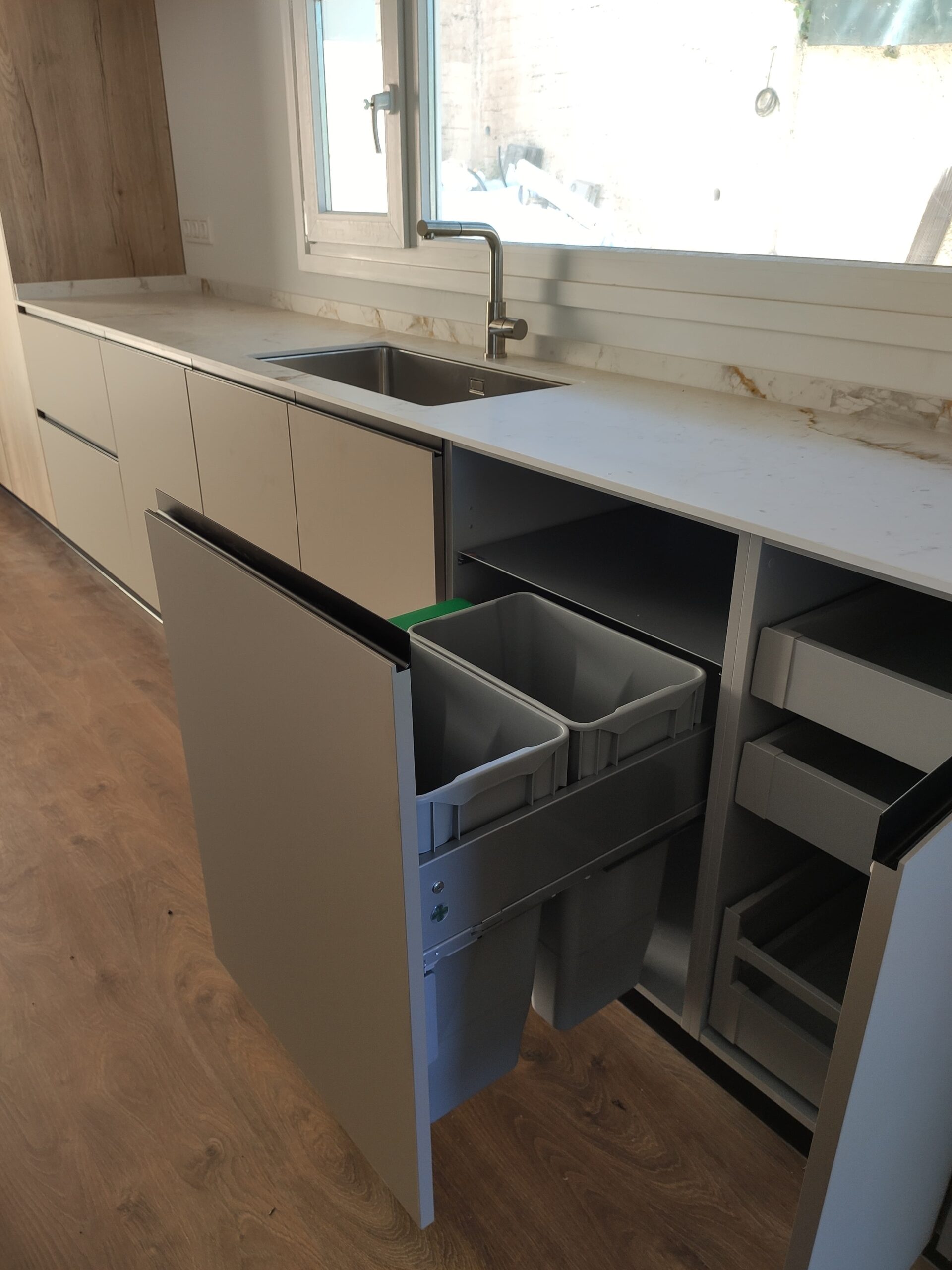 Kitchen with wooden island and earth color Idecocina