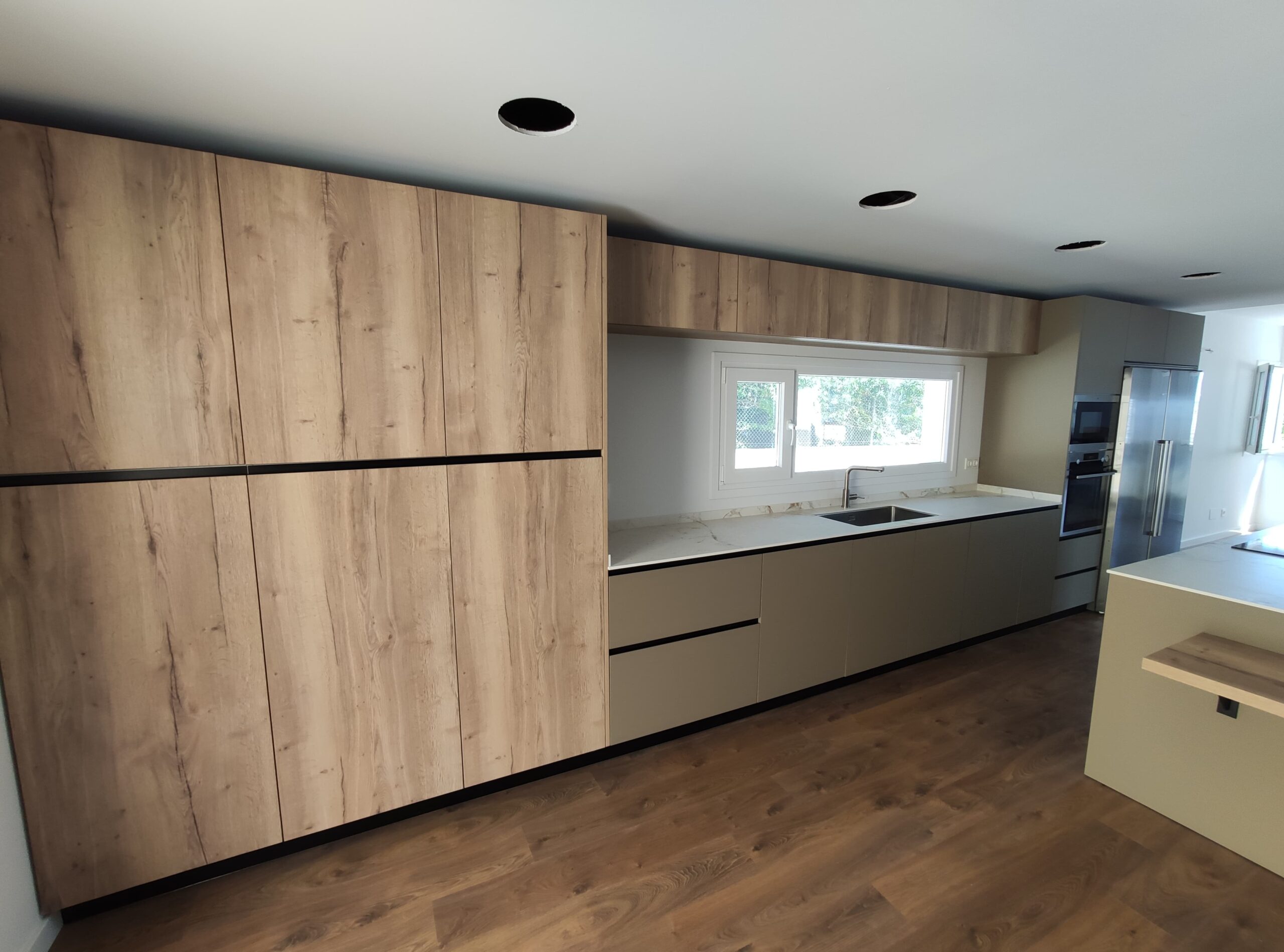 Kitchen with wooden island and earth color Idecocina