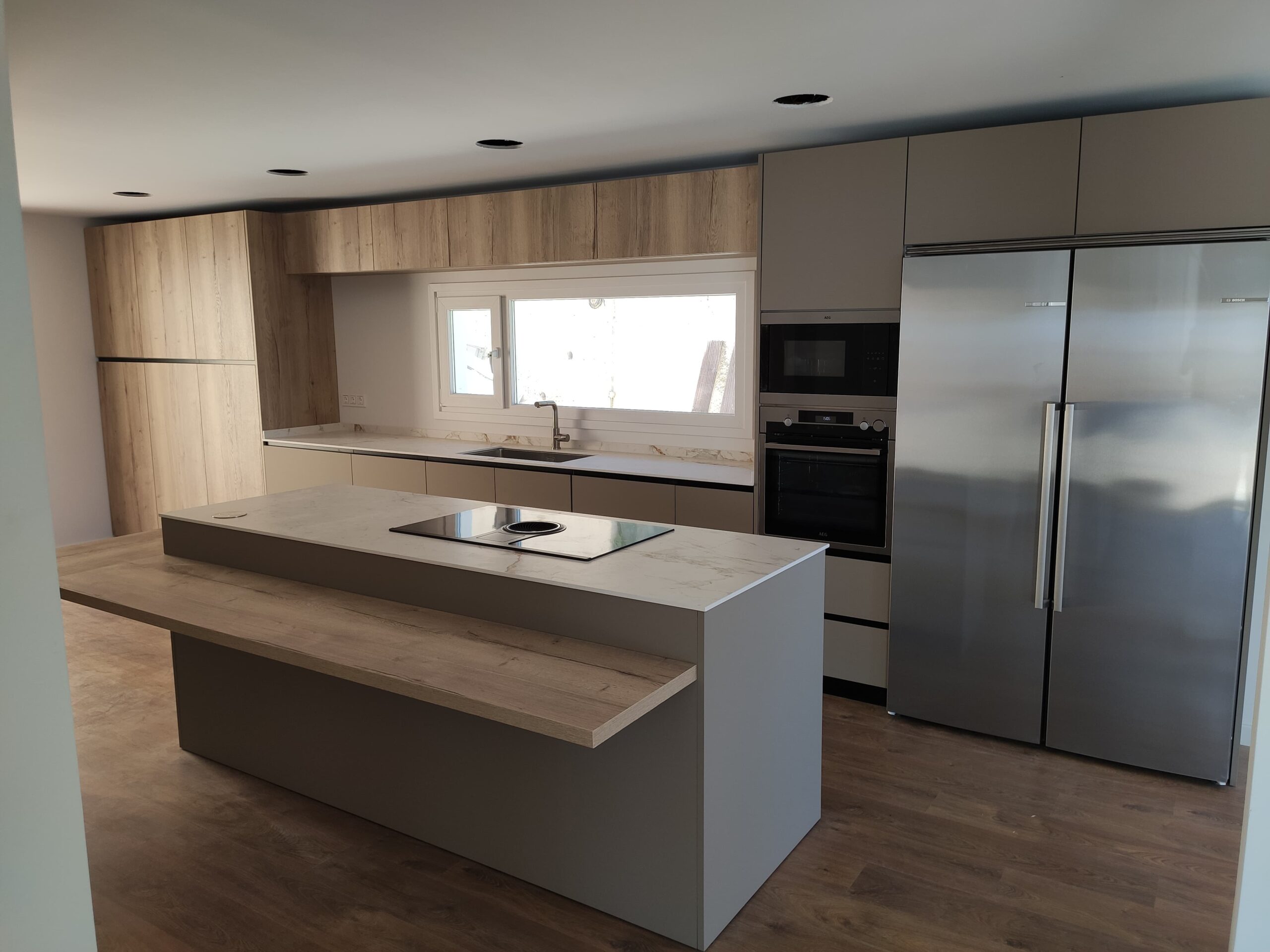 Kitchen with wooden island and earth color Idecocina