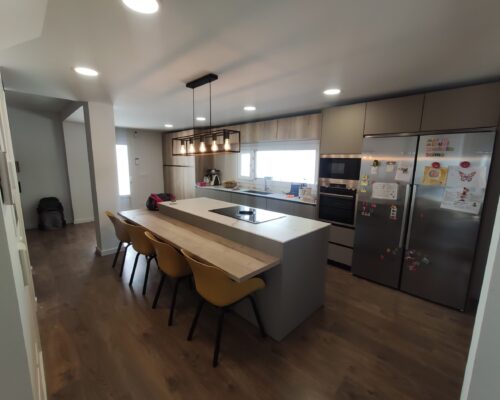 Kitchen with wooden island and earth color Idecocina