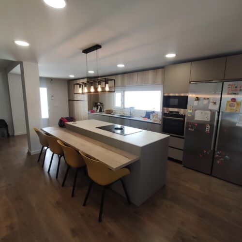 Kitchen with wooden island and earth color Idecocina