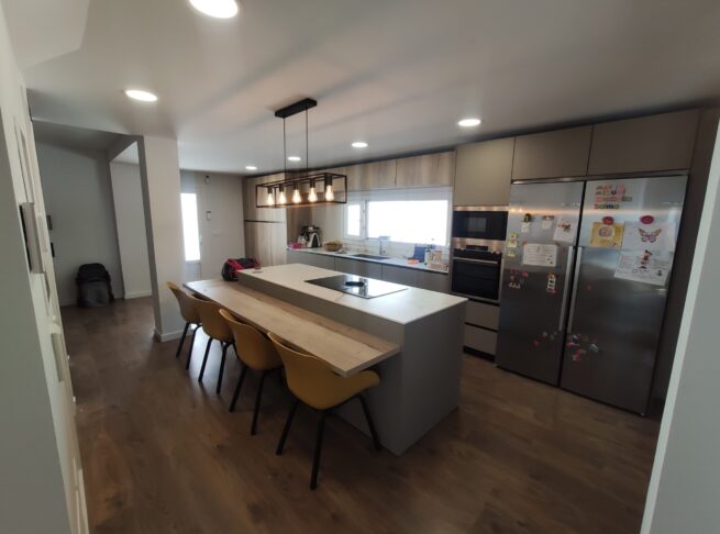 Kitchen with wooden island and earth color Idecocina