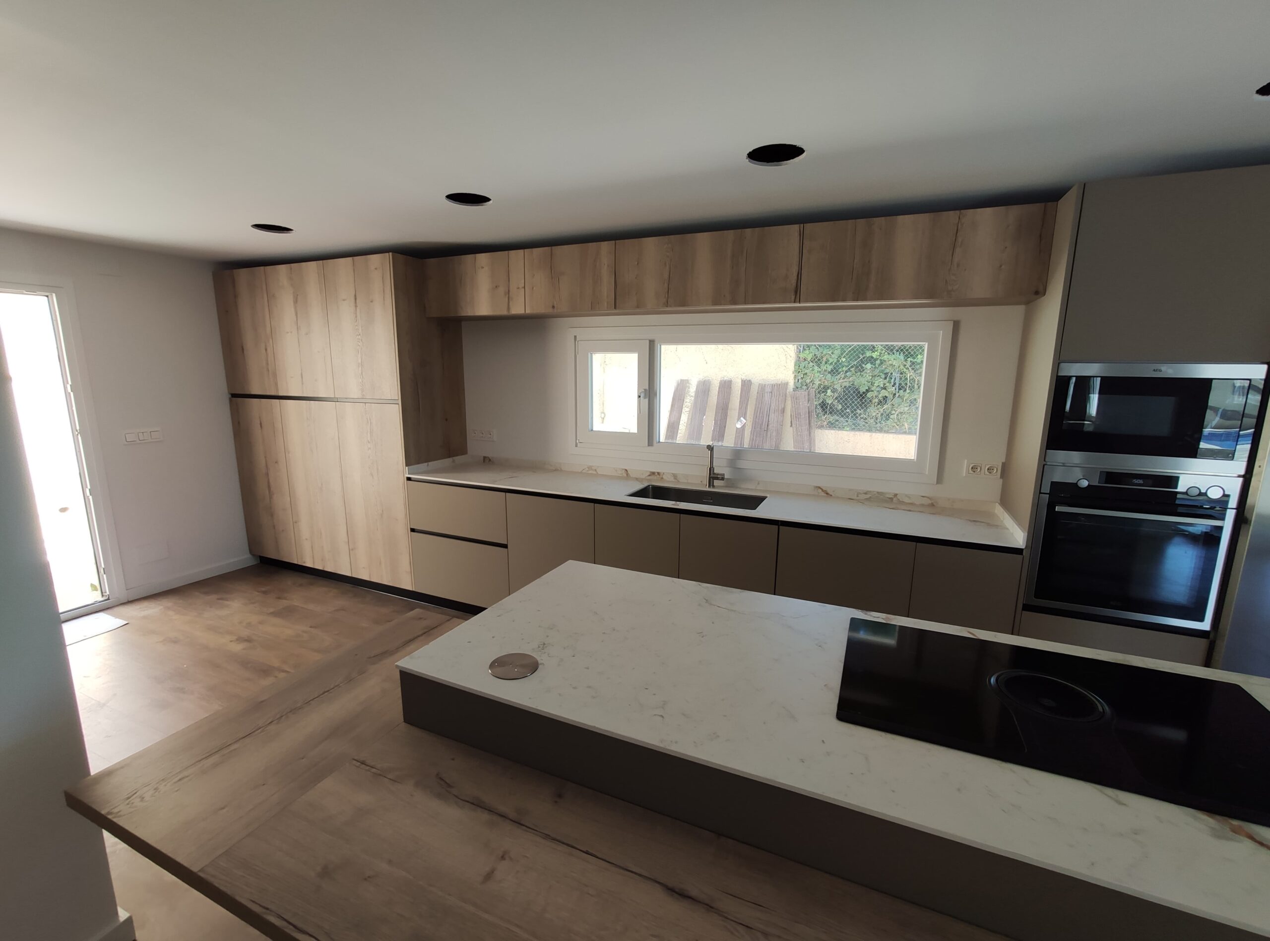 Kitchen with wooden island and earth color Idecocina