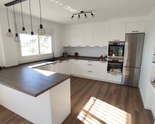 Open kitchen renovation with peninsula Idecocina