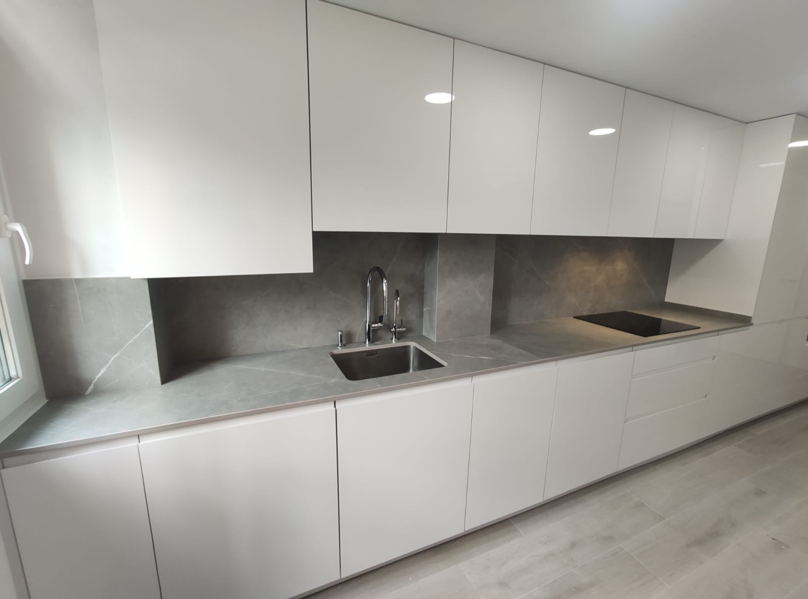 Cocina Blanca y gris Idecocina