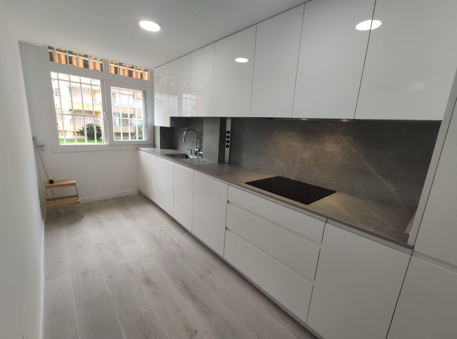 White and gray kitchen Idecocina
