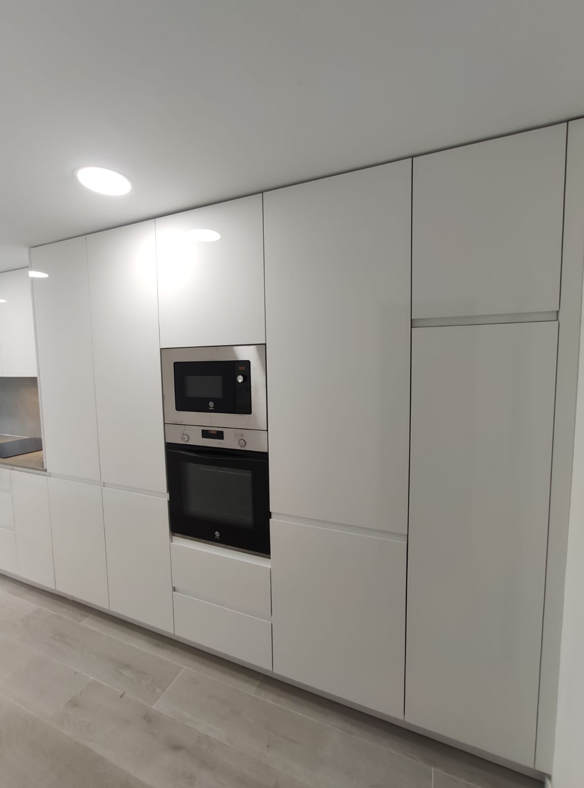 White and gray kitchen Idecocina