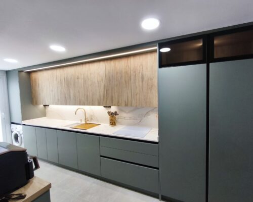 Cocina en dos frentes verde y madera Idecocina
