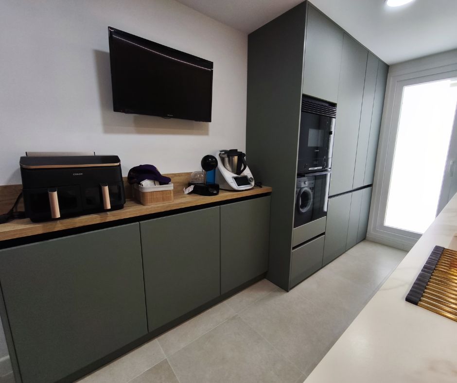 Two-front kitchen in green and wood Idecocina