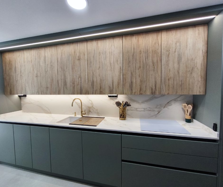 Two-front kitchen in green and wood Idecocina