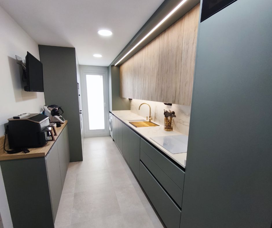 Two-front kitchen in green and wood Idecocina