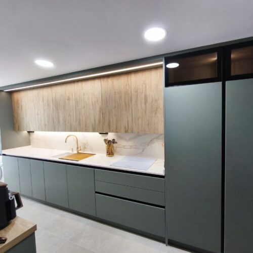 Two-front kitchen in green and wood Idecocina