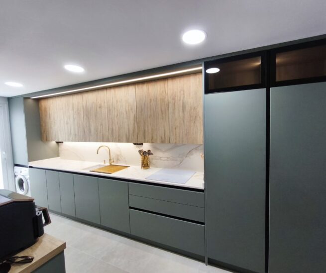 Two-front kitchen in green and wood Idecocina