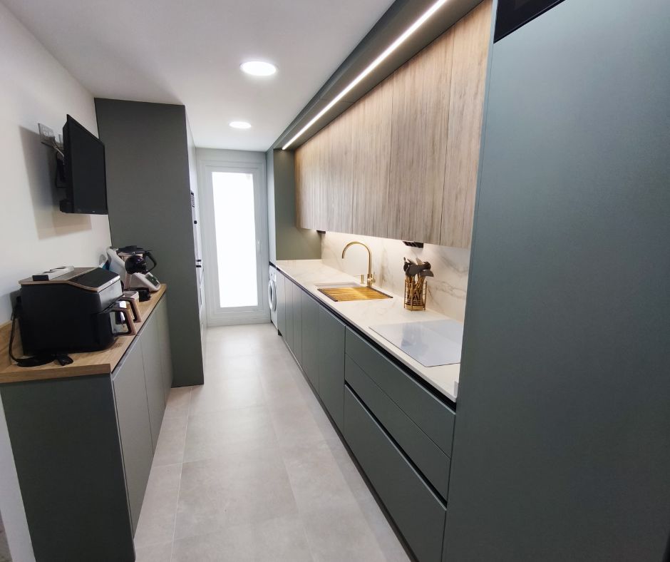 Two-front kitchen in green and wood Idecocina