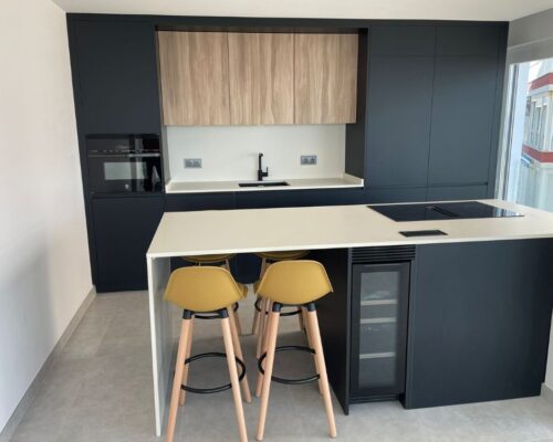 Cocina negra mate con isla Idecocina