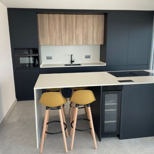 Cocina negra mate con isla Idecocina