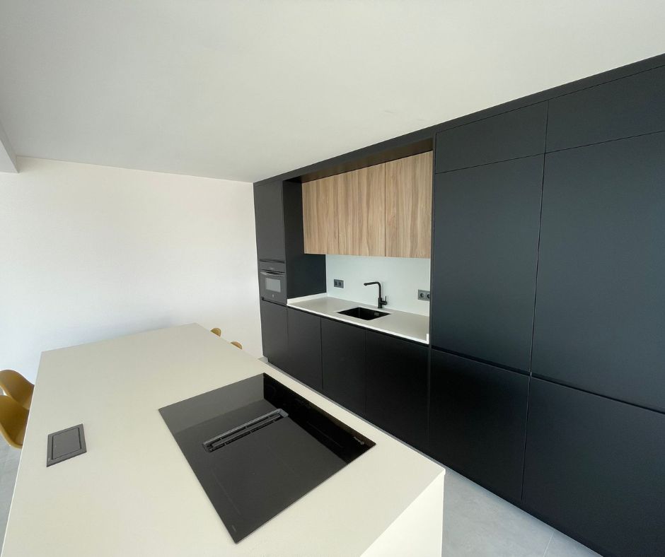 Matte black kitchen with island Idecocina