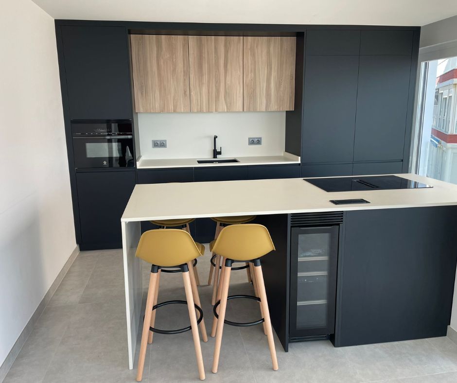 Matte black kitchen with island Idecocina