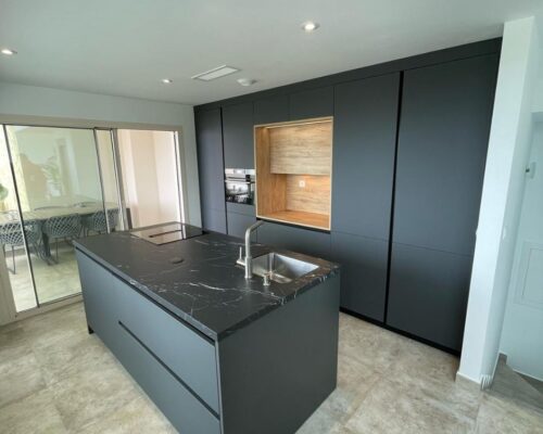 Black and wood kitchen with island Idecocina