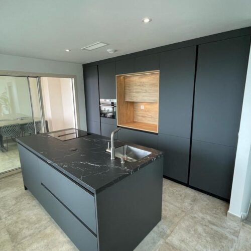 Black and wood kitchen with island Idecocina