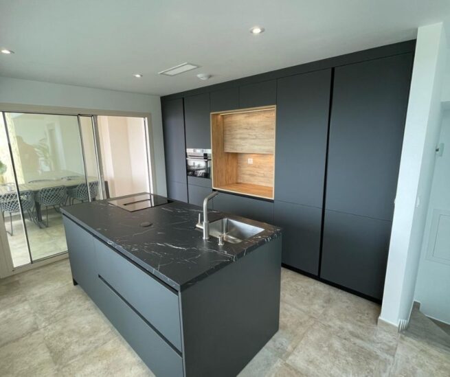 Cocina en negro y madera con isla Idecocina