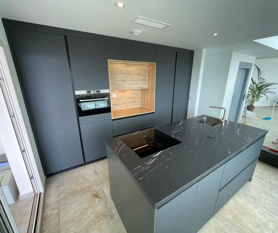 Cocina en negro y madera con isla Idecocina