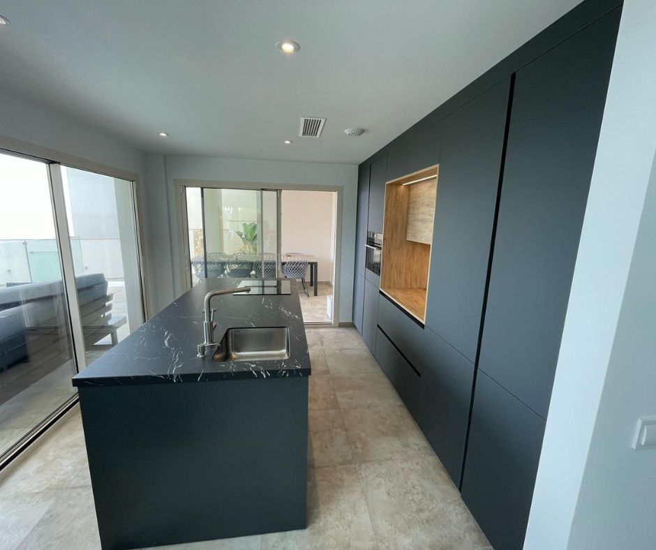 Cocina en negro y madera con isla Idecocina