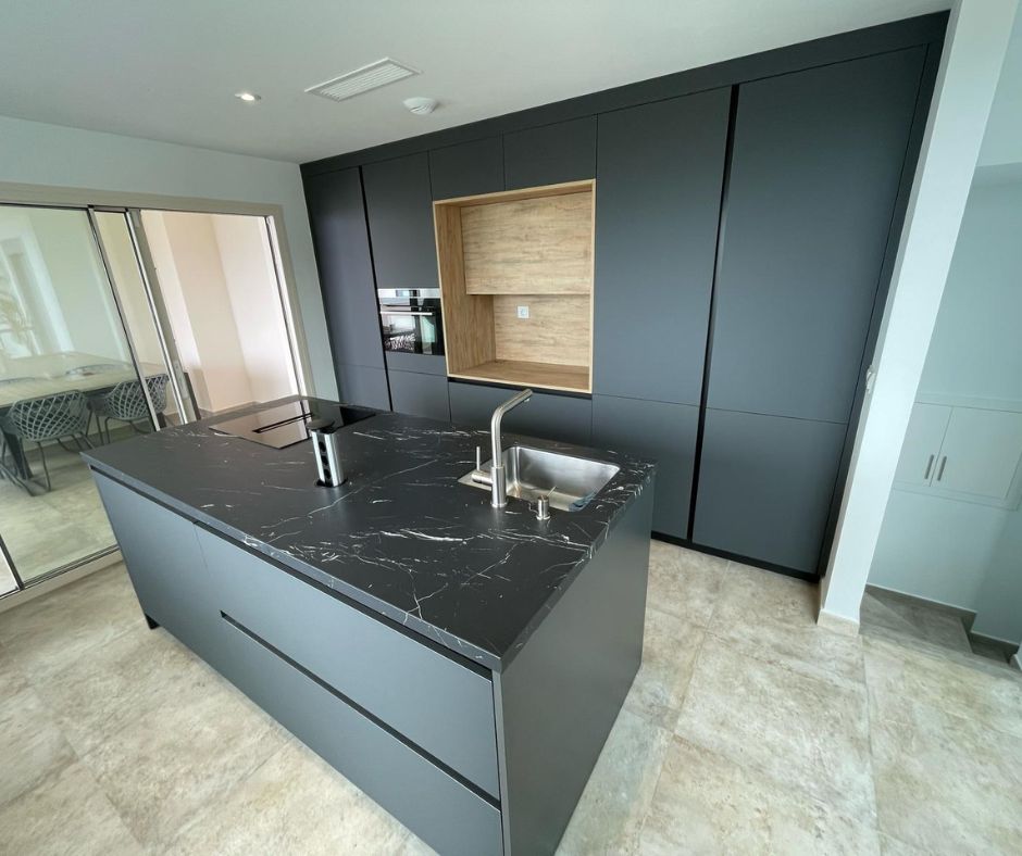 Cocina en negro y madera con isla Idecocina
