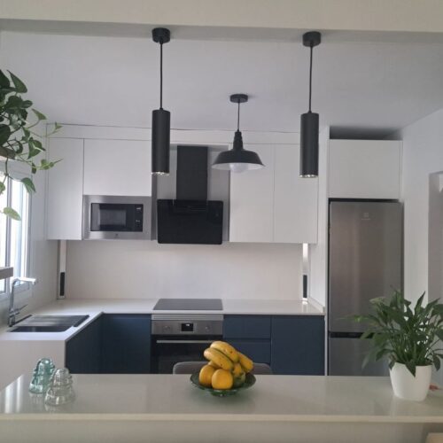 cocina blanca y azul Idecocina
