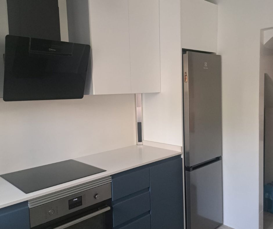cocina blanca y azul Idecocina