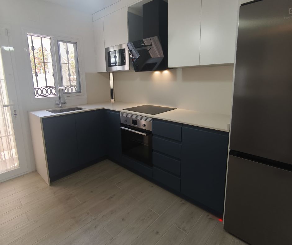 white and blue kitchen Idecocina