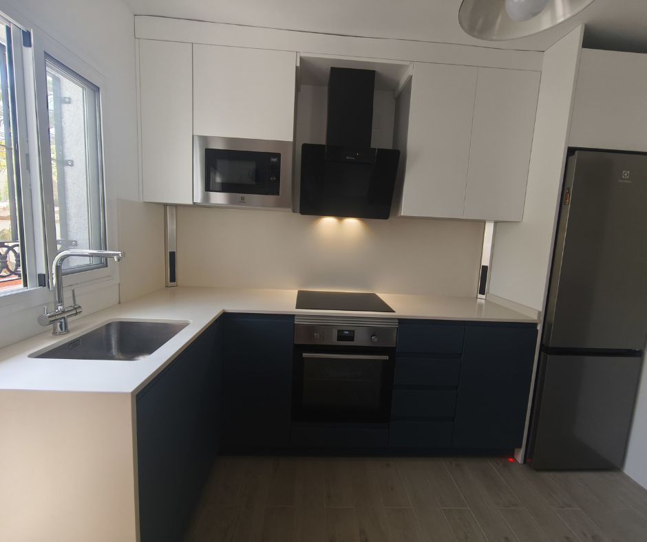white and blue kitchen Idecocina