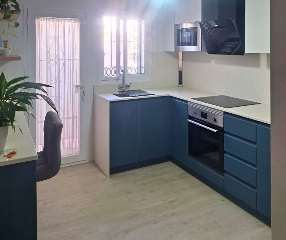 white and blue kitchen Idecocina