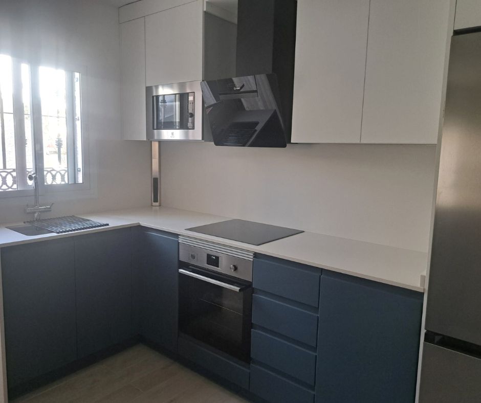 white and blue kitchen Idecocina