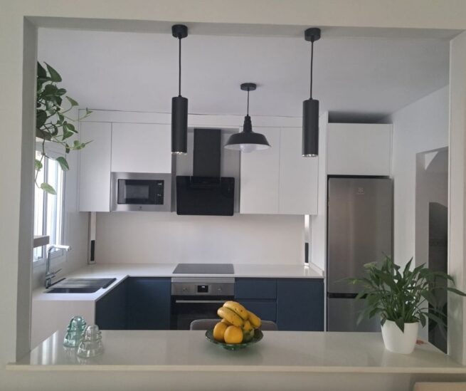 white and blue kitchen Idecocina